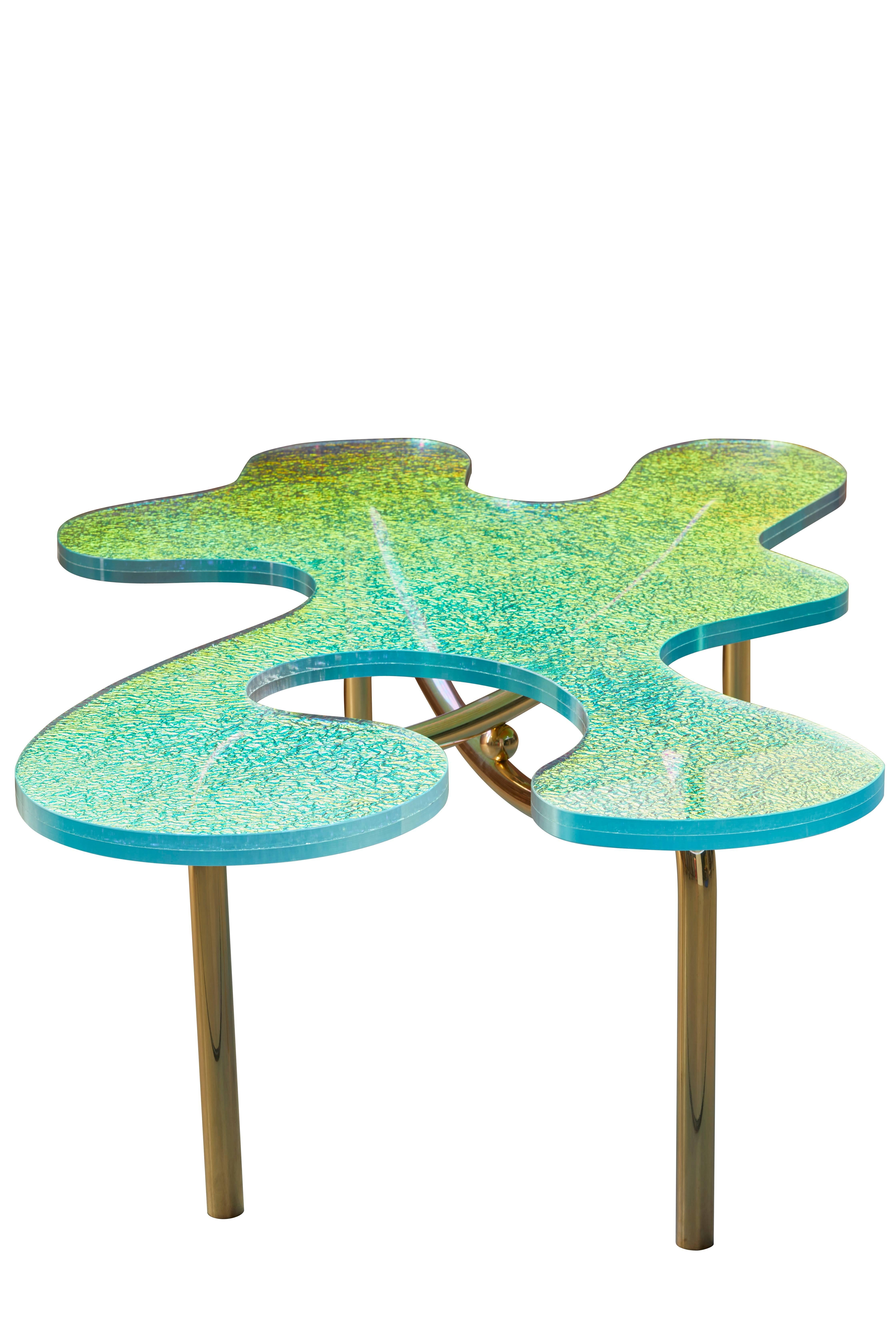 Couchtisch mit Dichroic-Glas und massiven Messingbeinen. im Angebot 2