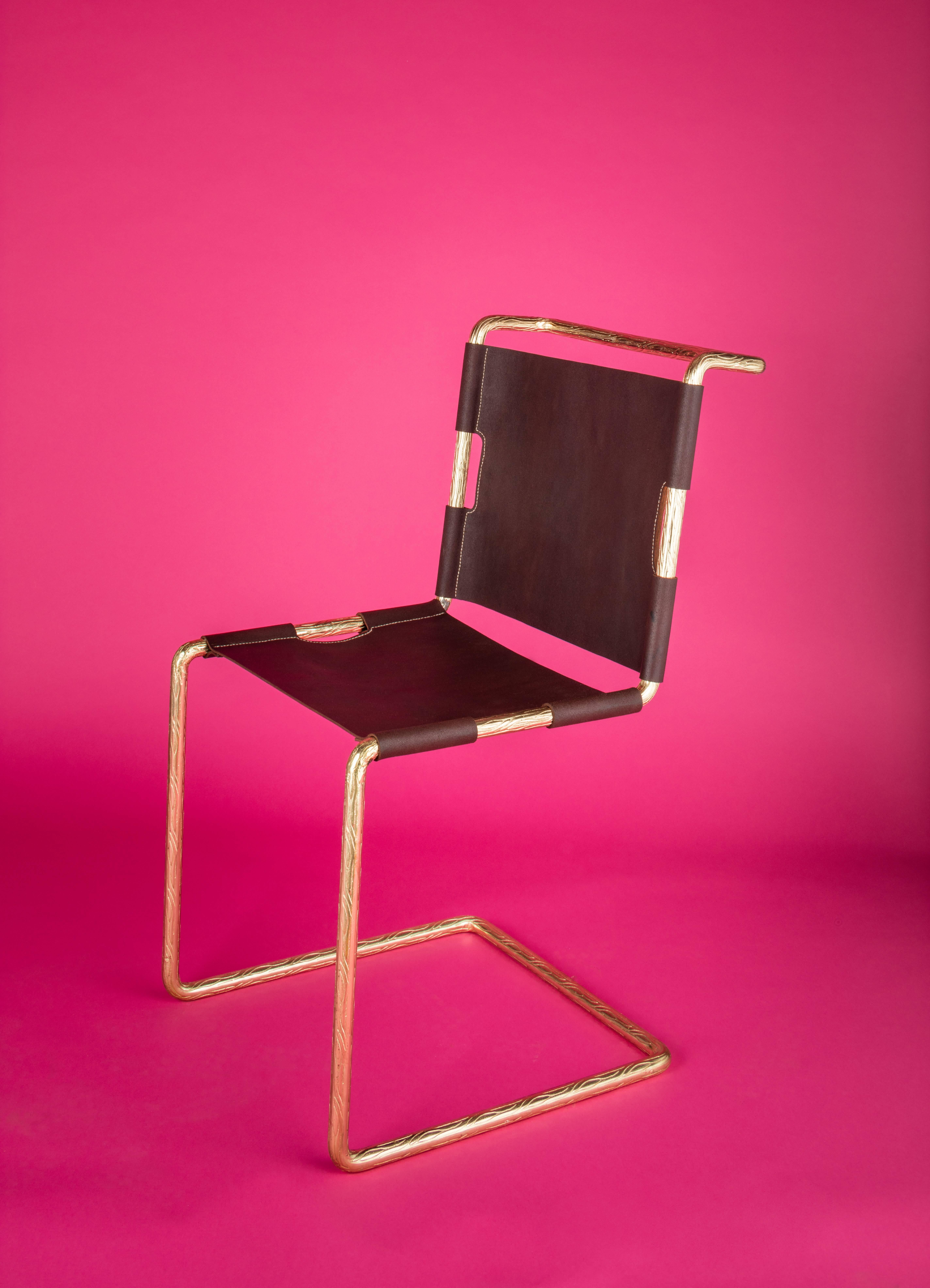 Die runde, massive 1-Zoll-Stahlstange des Safari Chair wird mit einem Muster versehen und dann mit glühenden Schmieden und Acetylenbrennern handgeschmiedet. Der Stuhl wird von Hand und mit nematischen Biegemaschinen geformt, um die zeitgenössische