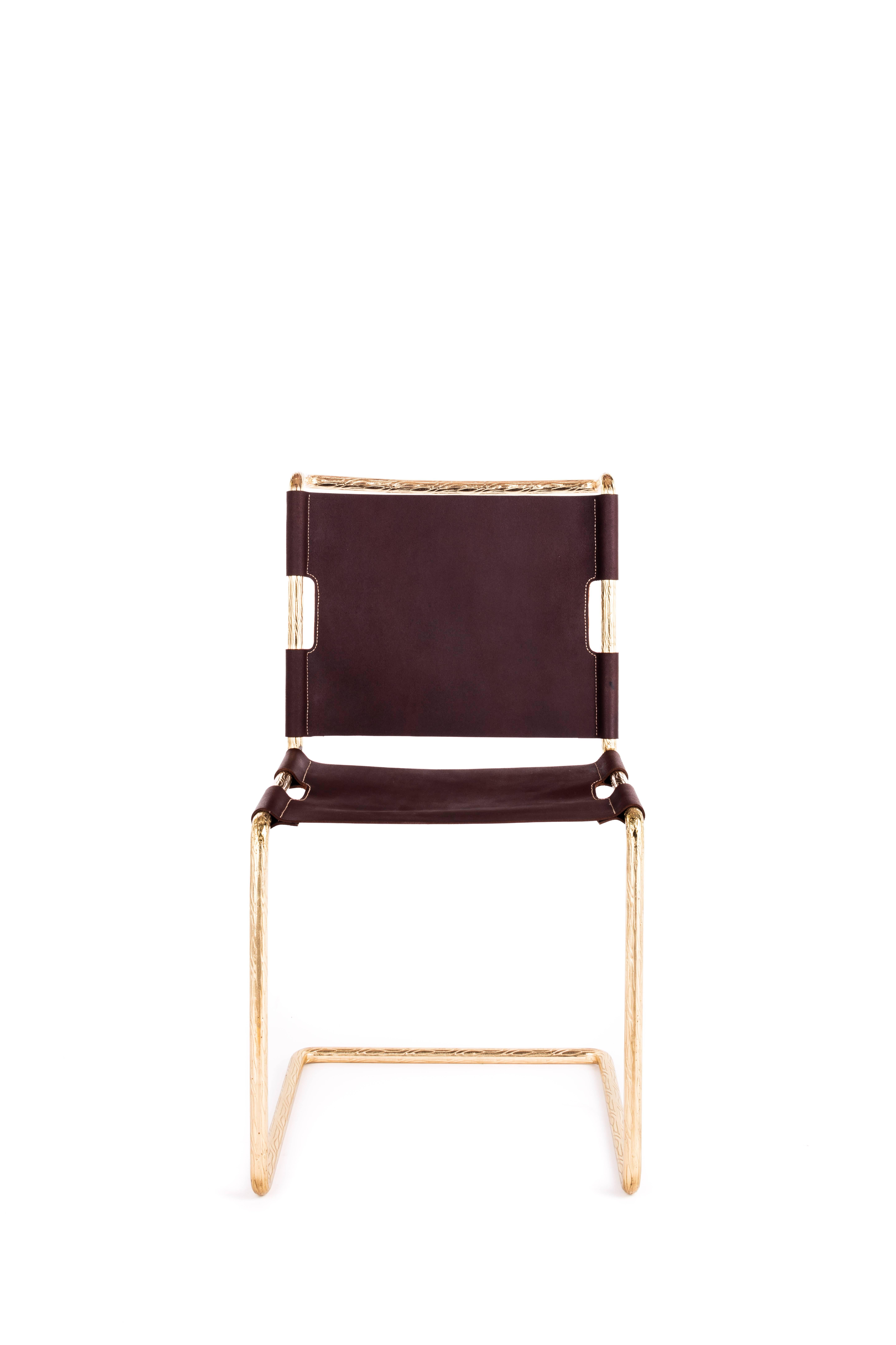 Stuhl mit Messingoberfläche und Wasserbüffelleder im Angebot 1