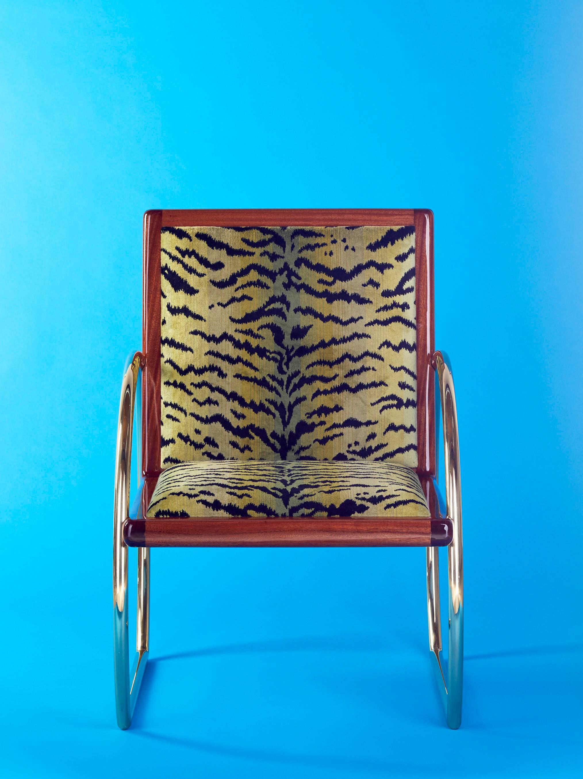 Art déco Chaise longue en placage d'acajou, velours vert tigre et pieds en laiton massif en vente