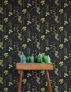 Carta da parati di design Herbario in Botanical 'Multi-Color Greene on Black'
