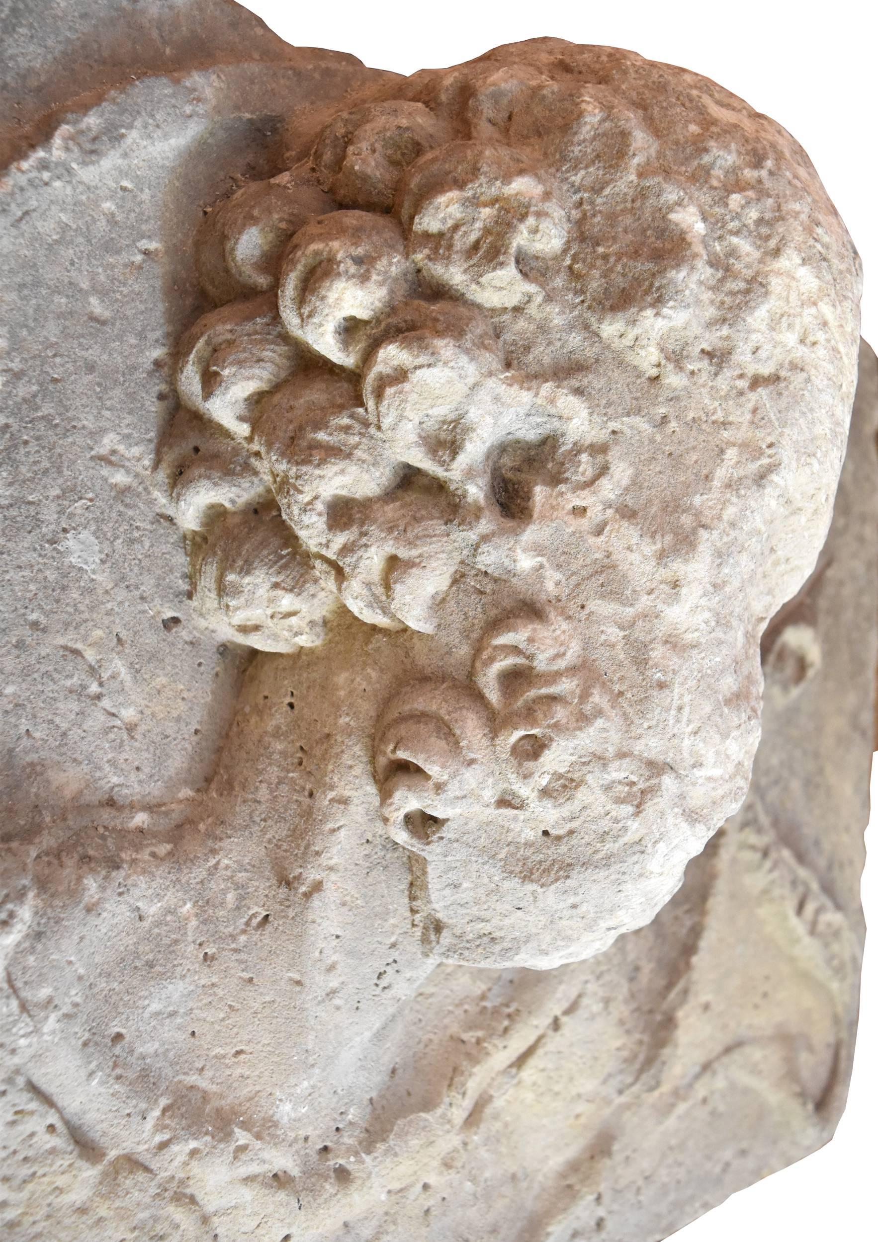 Renaissance Buste espagnol du 16ème siècle en pierre calcaire en haut-relief provenant d'un bâtiment en vente