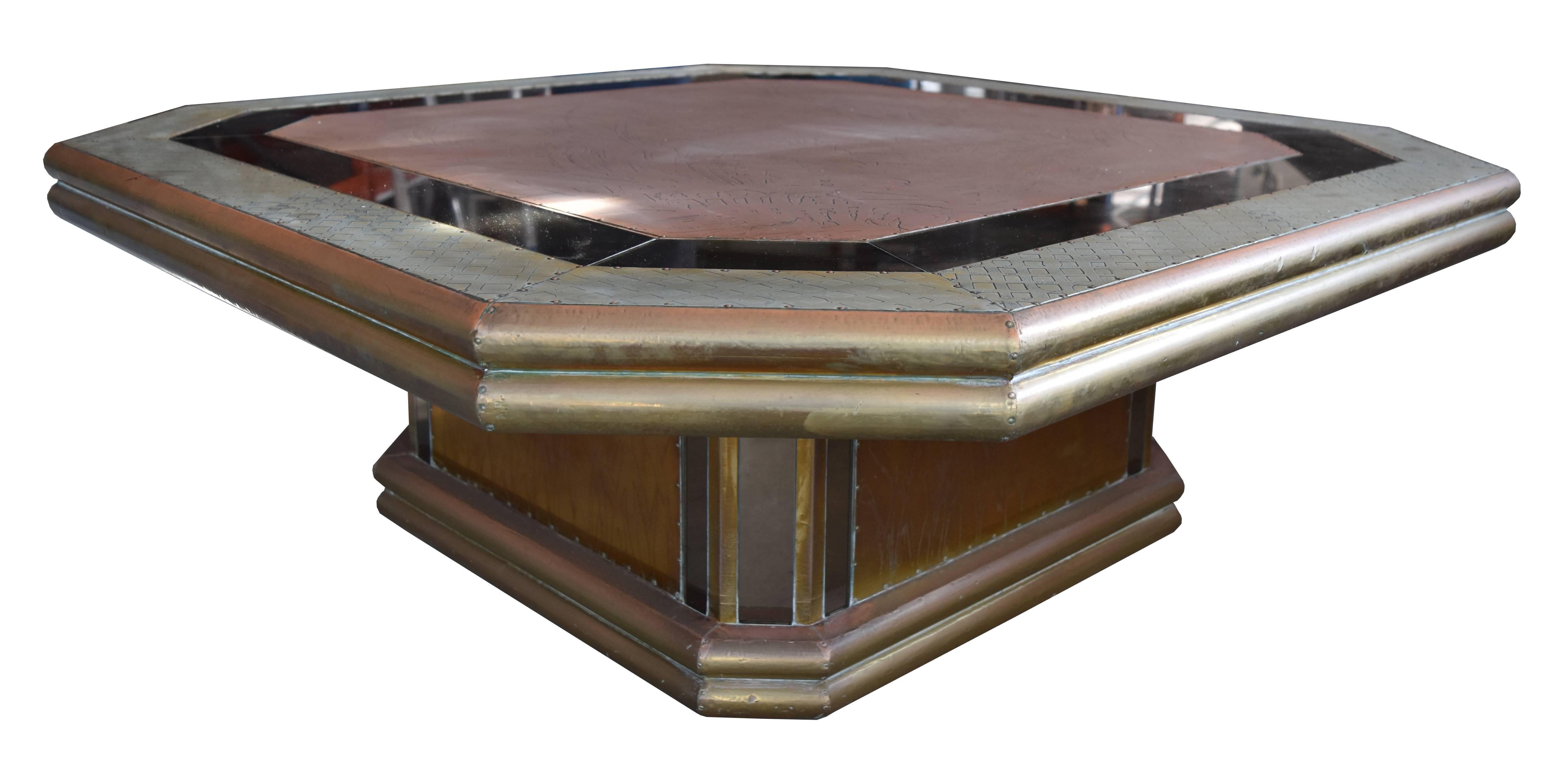 Tavolino ottagonale firmato da Rodolfo Dubarry, Spagna, anni '80

Realizzato a mano con lastre di ottone pregiato incise su una cornice di legno e ricoperte di specchi. 

Rodolfo Dubarry arrivò in Spagna negli anni Settanta e lavorò