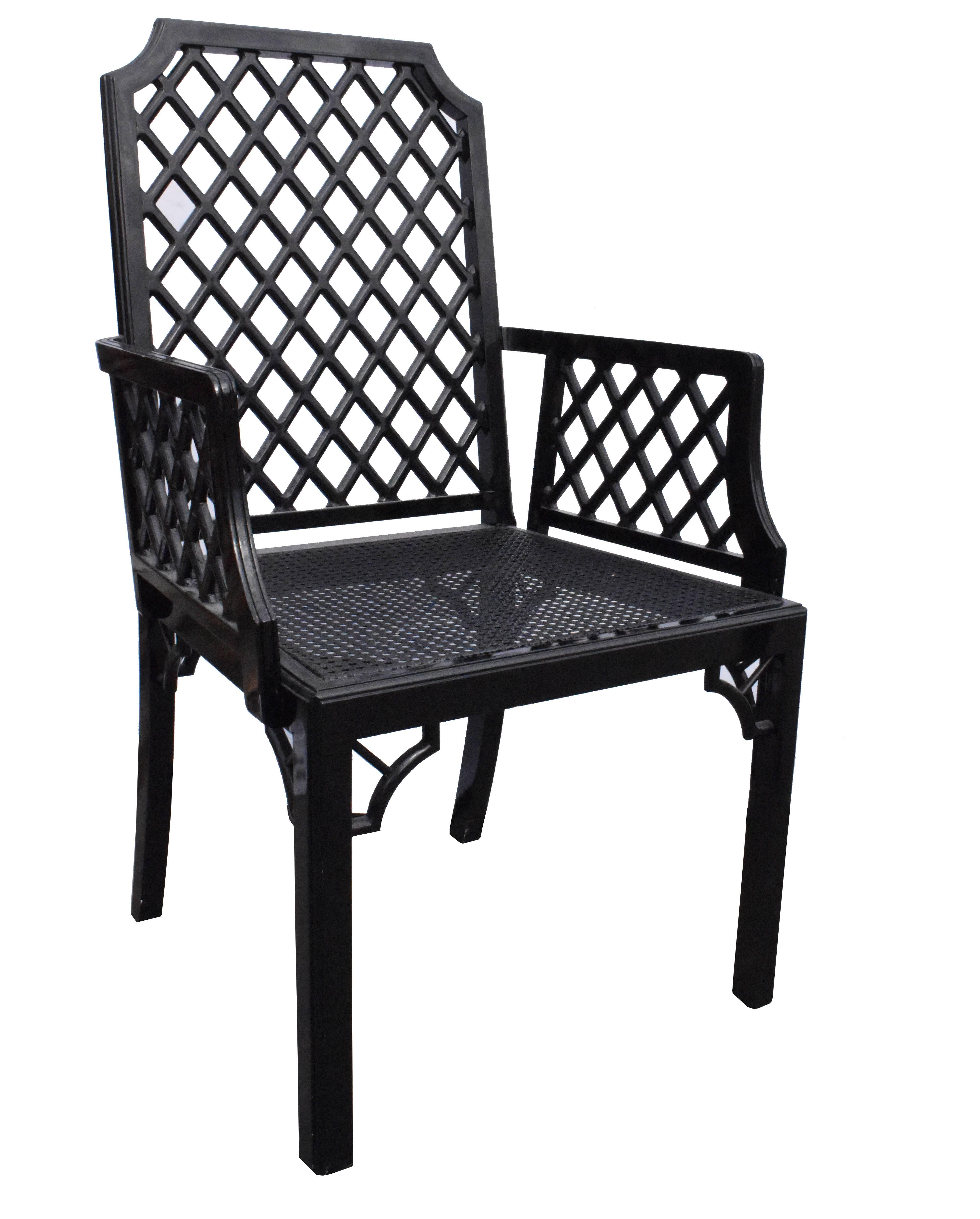 Ensemble de quatre chaises et deux fauteuils en bois laqué noir des années 1980. Sièges décorés d'un quadrillage en rotin.