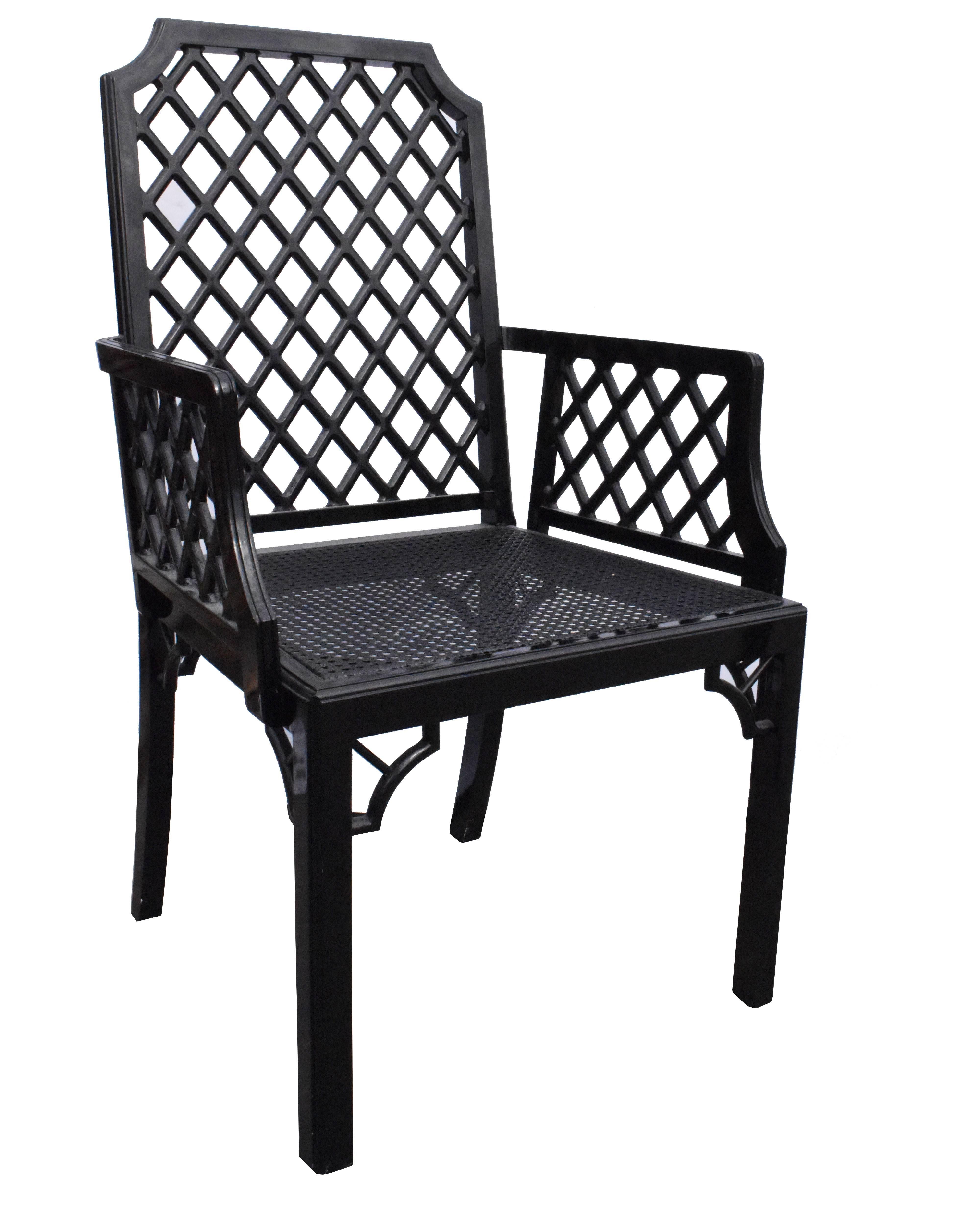 Set di quattro sedie e due poltrone in legno laccato nero degli anni '80. Sedute decorate con motivo a griglia in rattan.
