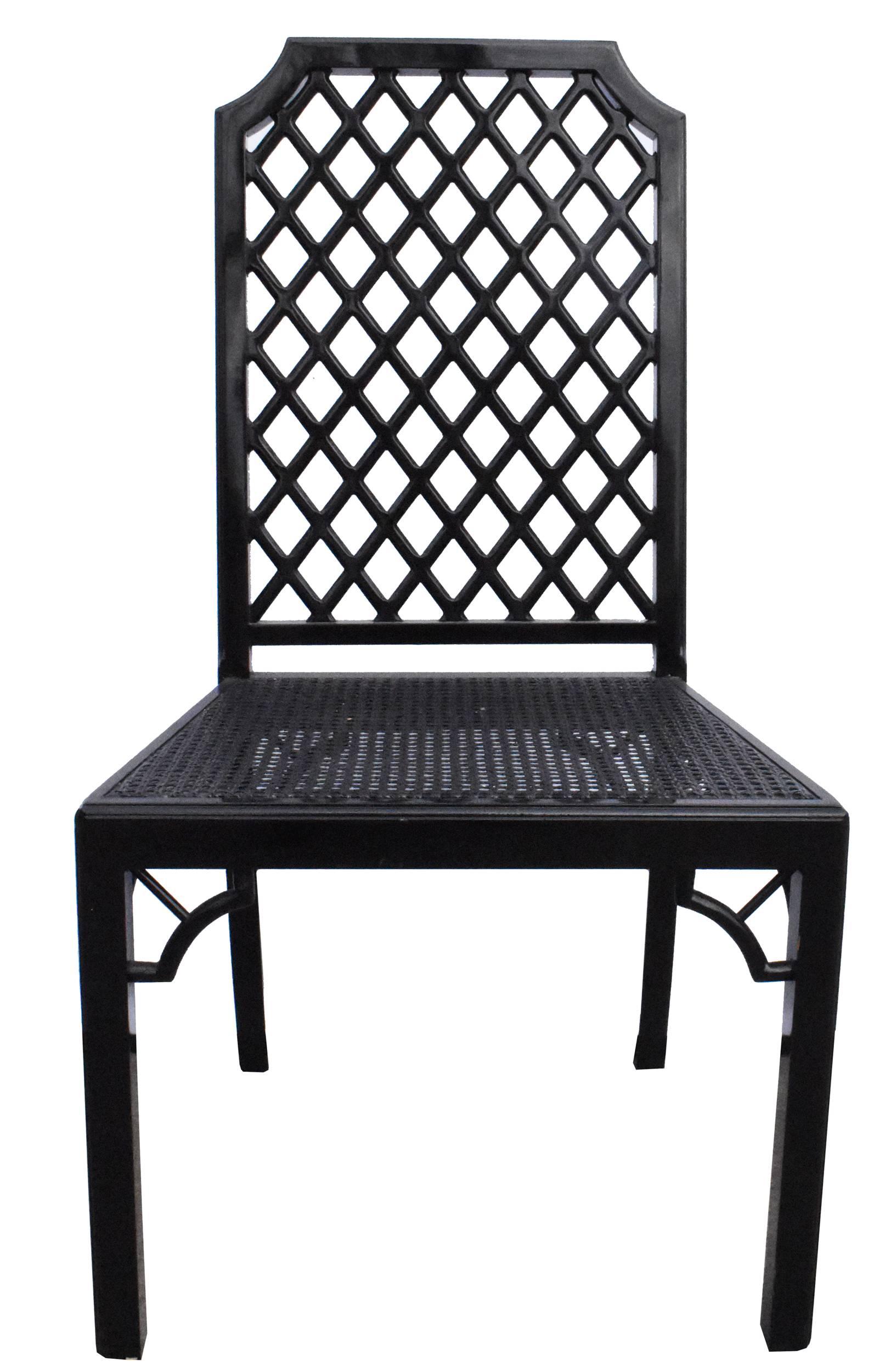 Espagnol 1980 Ensemble de quatre chaises et deux fauteuils en bois laqué noir en vente