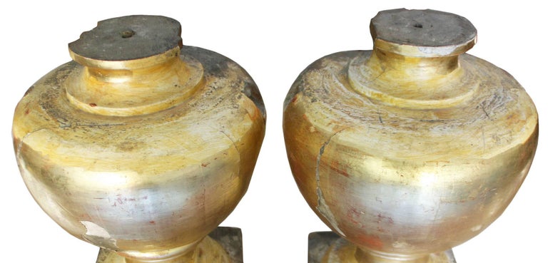 Spanish, 17th Century Pair of Gold Gilded Rounded Tops For Sale 1