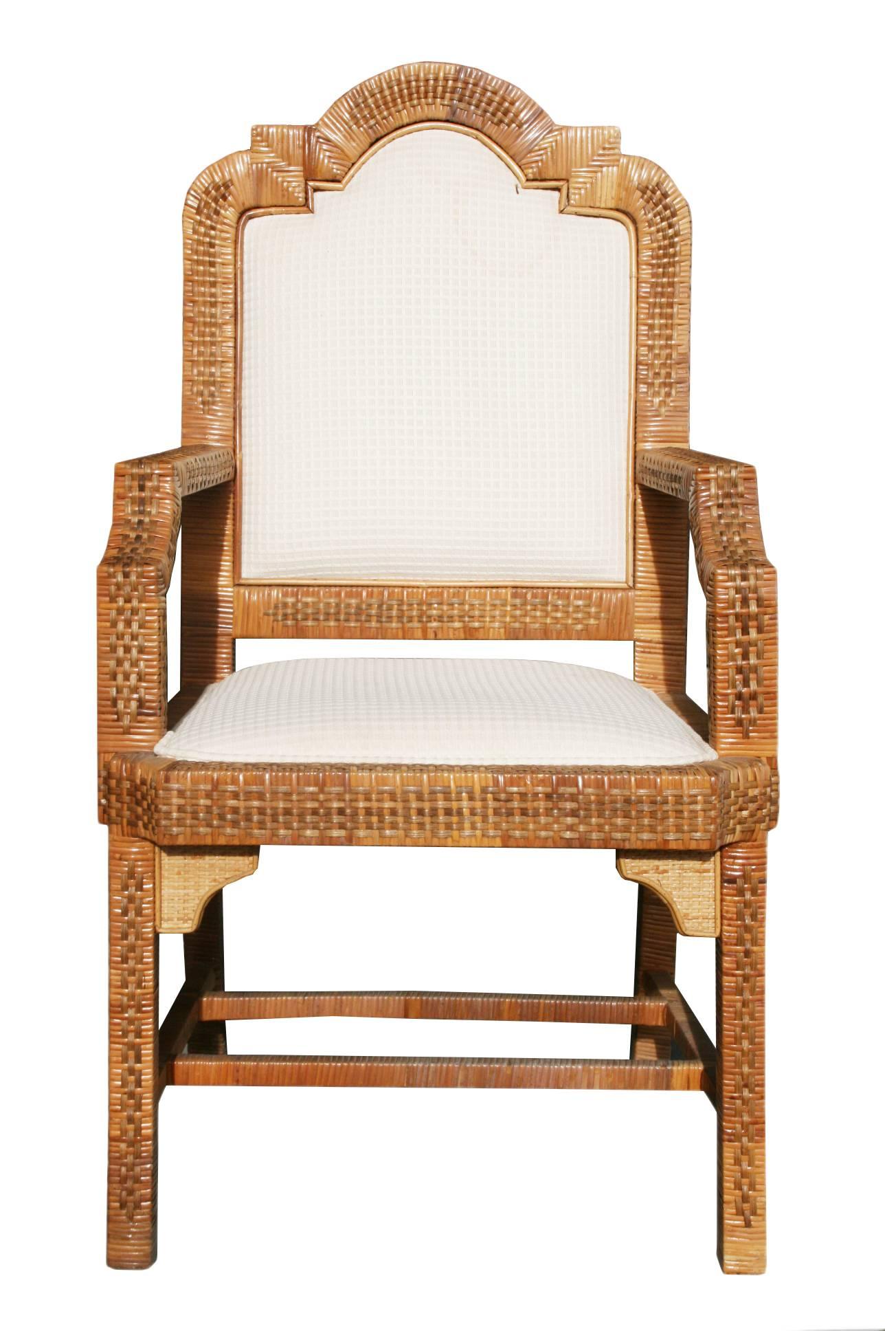Spanische, sechsteilige Sitzgarnitur aus den 1980er Jahren, bestehend aus zwei Sesseln und vier Stühlen mit geraden Linien und eleganten Kurven. Massivholzrahmen mit Flechtwerk aus Weide und Bambusgeflecht verkleidet.
 