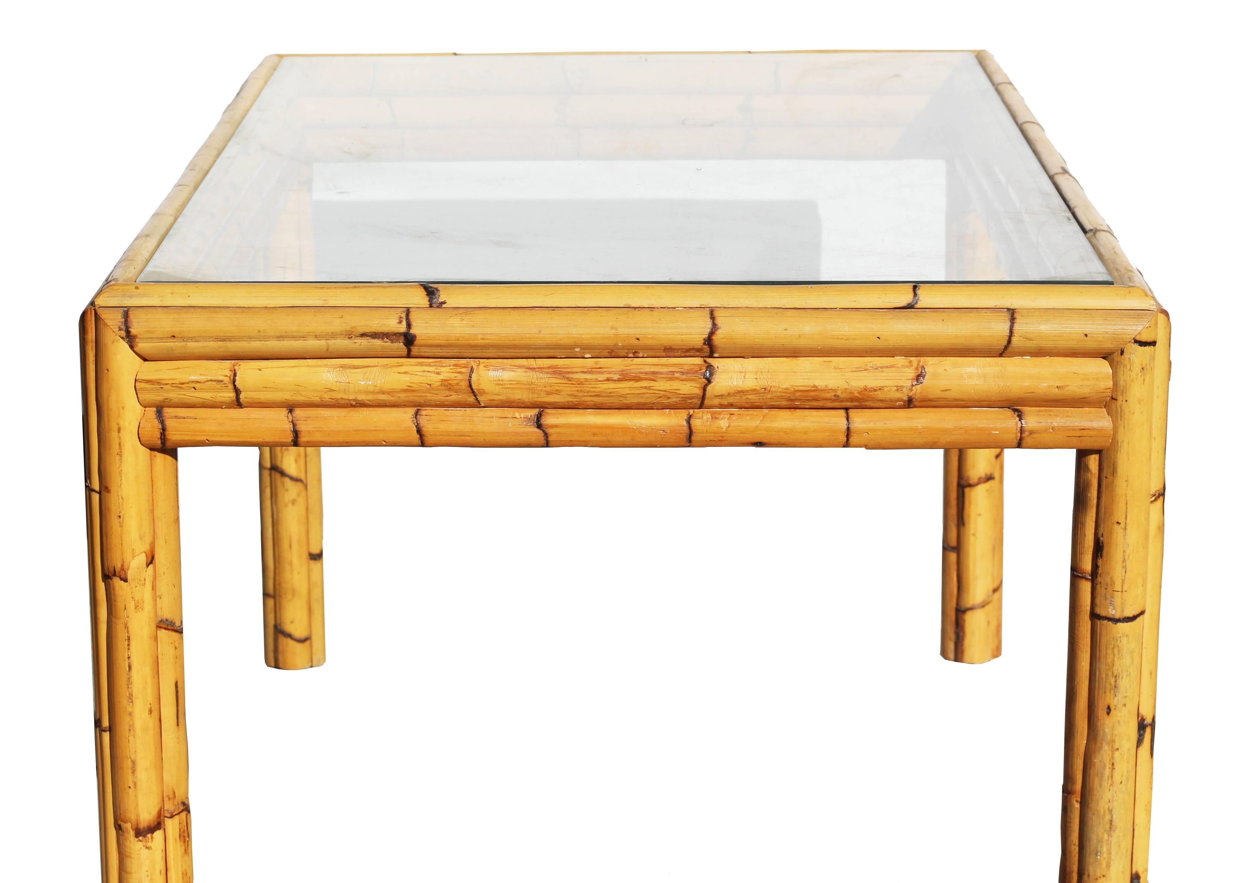 Mid-Century Modern Table de salle à manger espagnole en verre de bambou des années 1980 avec plateau en verre fumé en vente