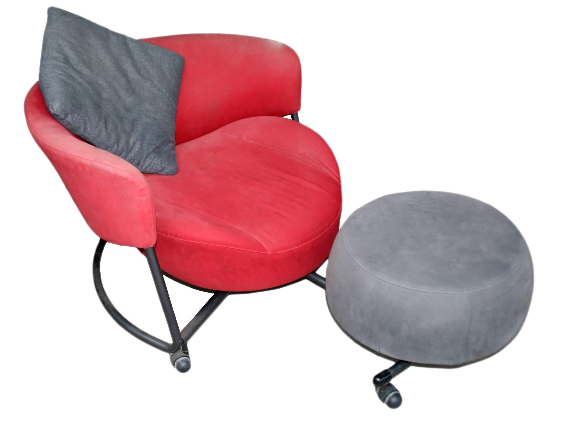 Fait partie d'un ensemble de quatre pièces au design pop et aux couleurs variées.