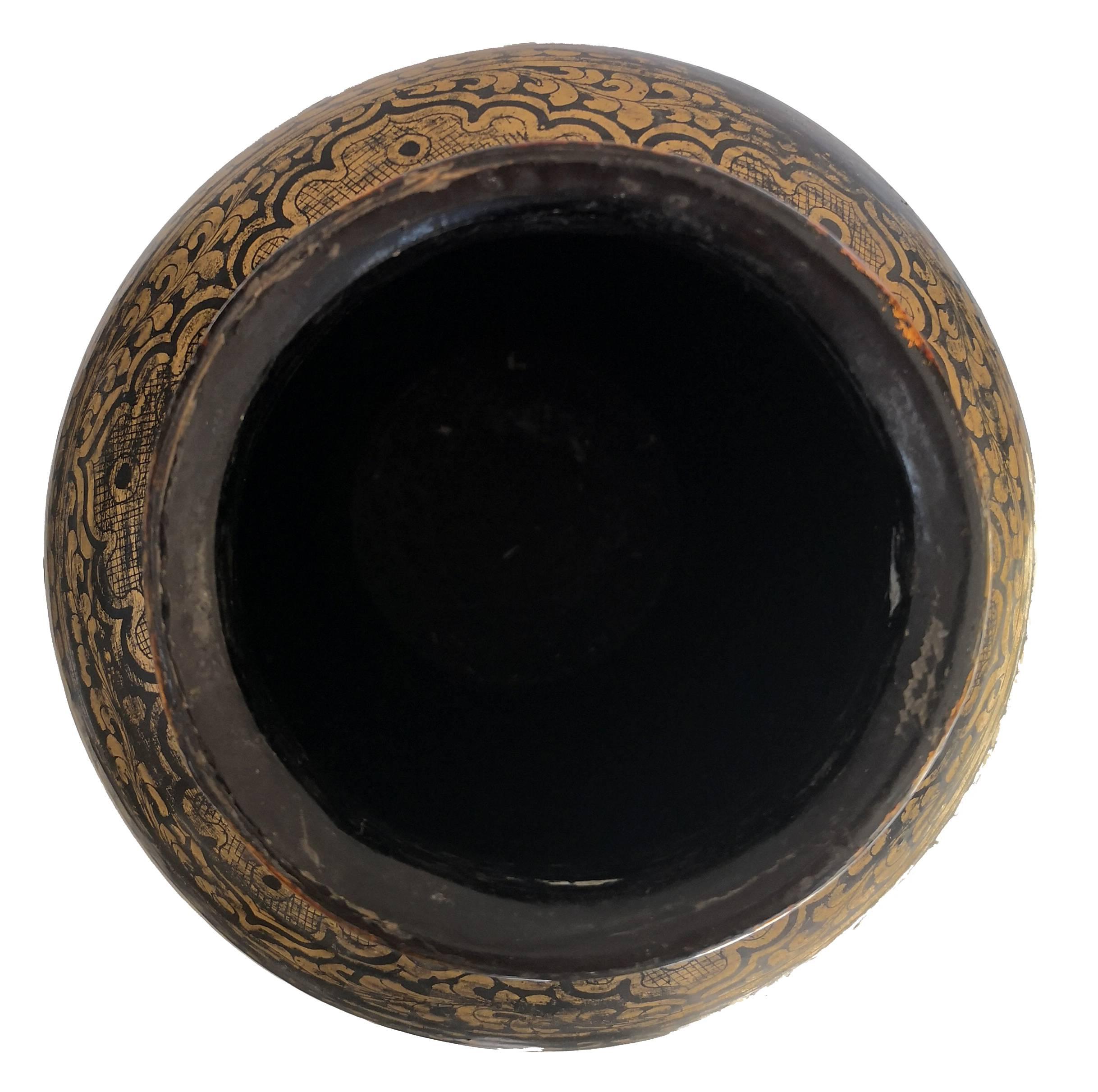 Gold 19th Century Chinese Black Lacquered Papier-mâché Vase For Sale