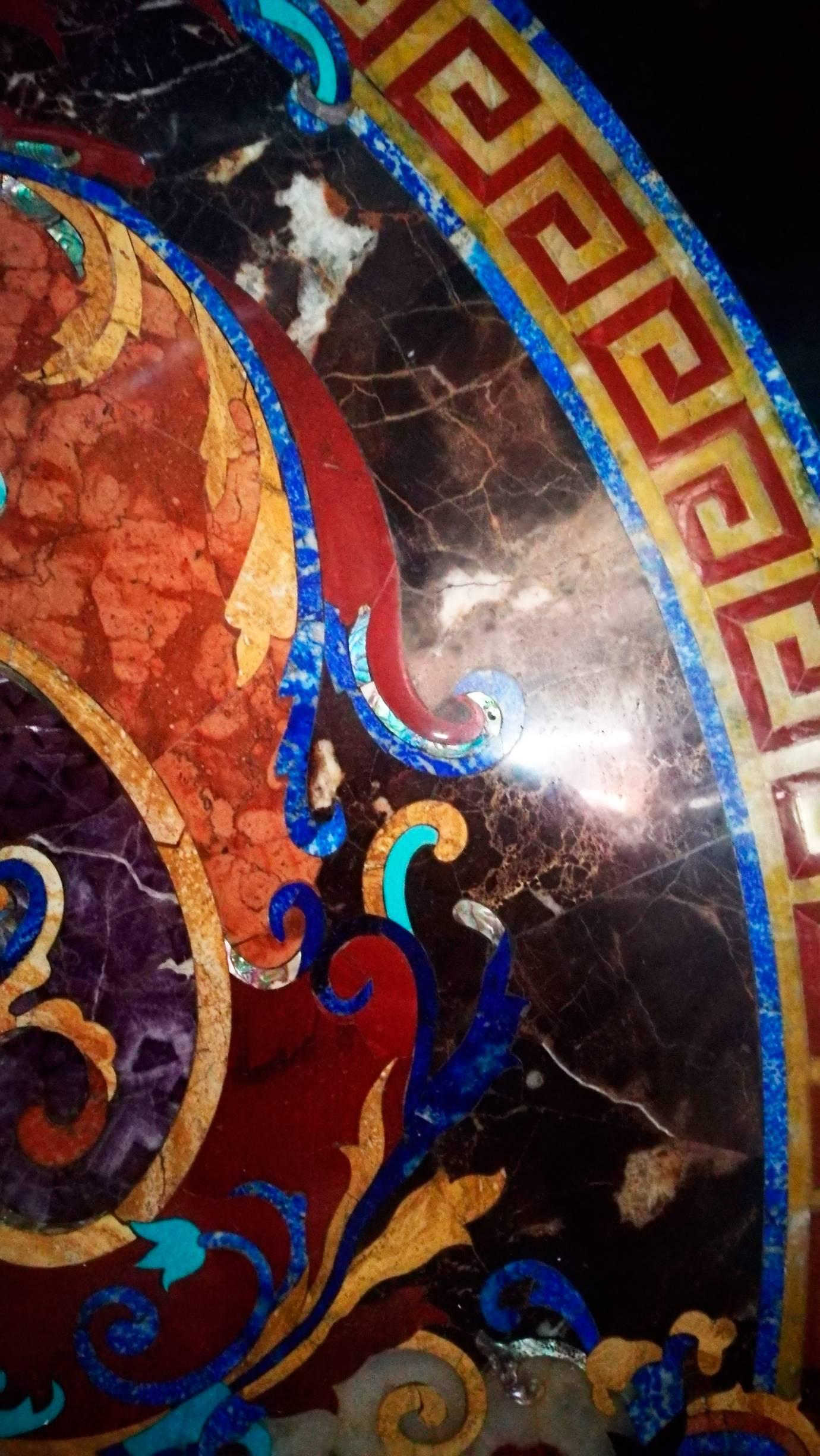 Tablero redondo italiano de piedra con incrustaciones de Pietre Dure Moderno en venta