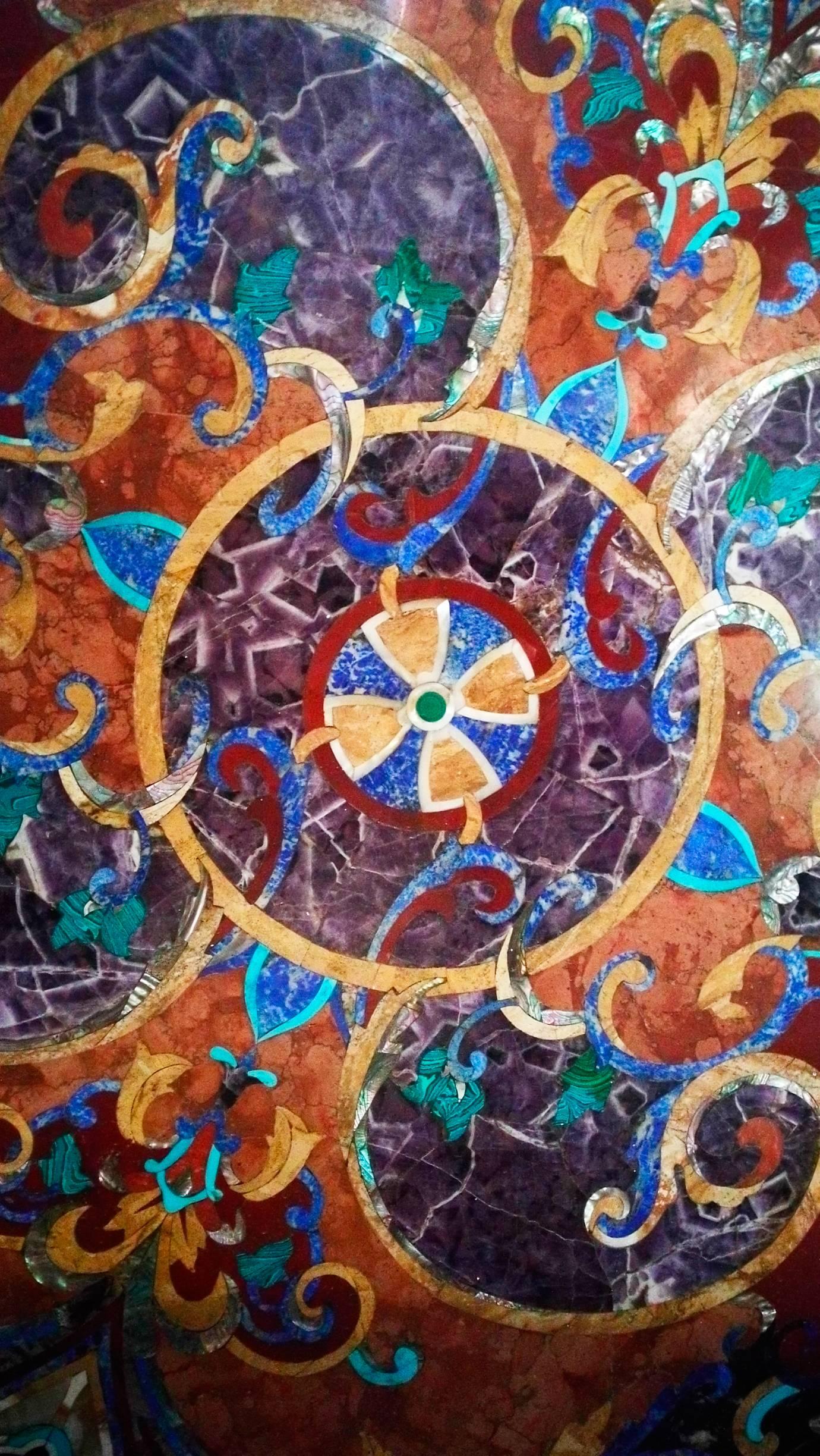 Tablero redondo italiano de piedra con incrustaciones de Pietre Dure Italiano en venta