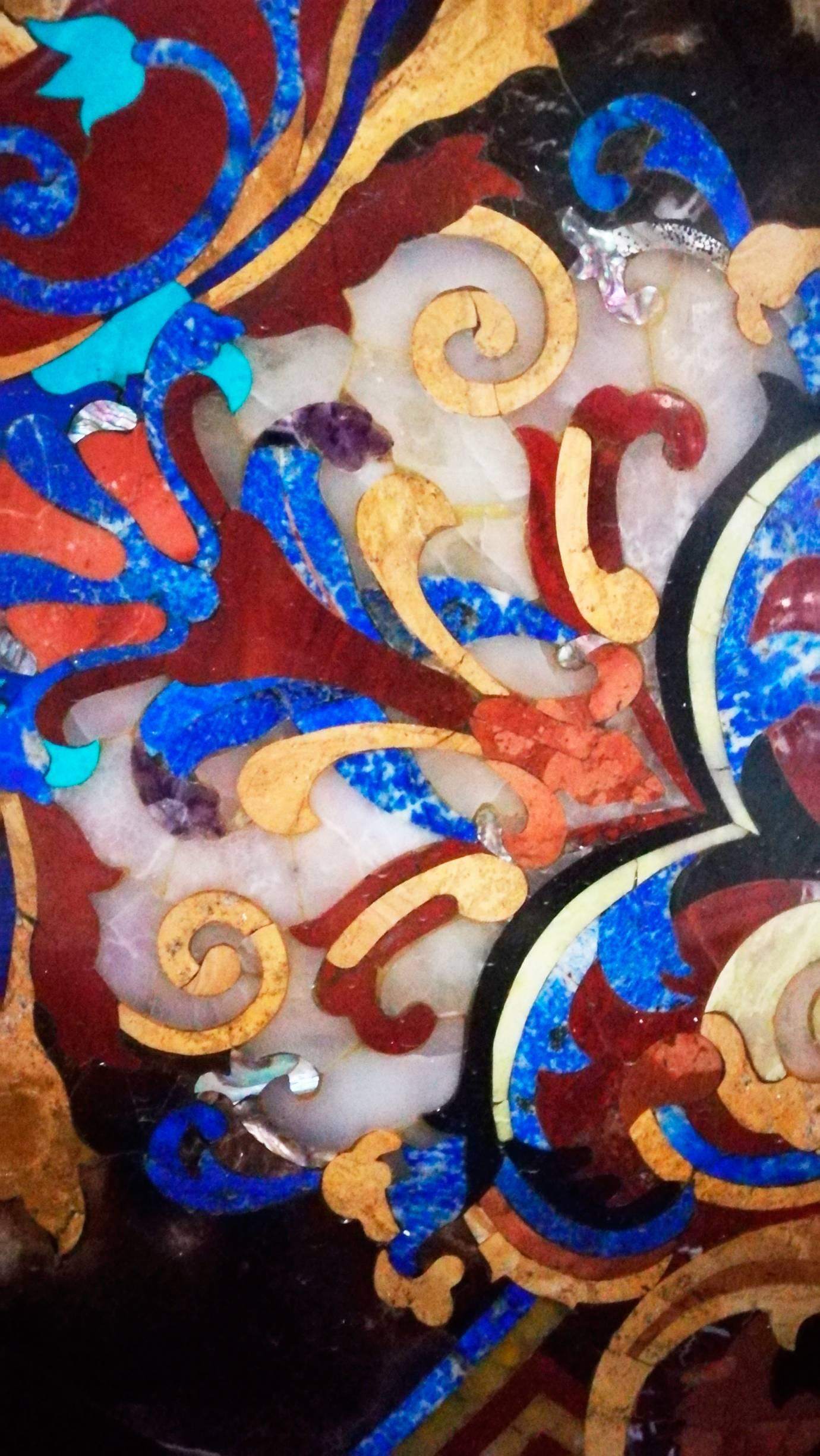 Tablero redondo italiano de piedra con incrustaciones de Pietre Dure en Bueno estado para la venta en Marbella, ES