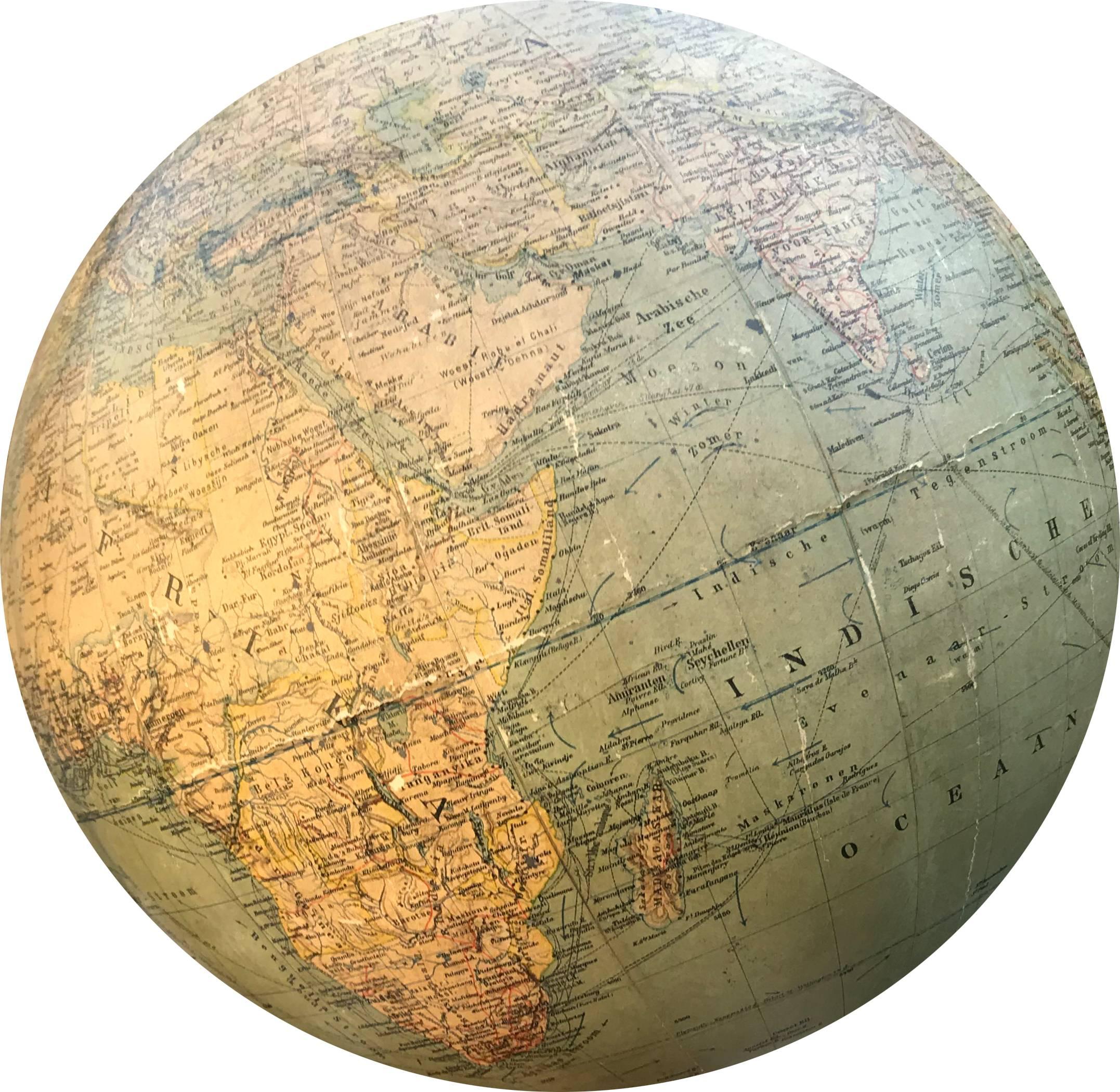 1900s Russian World Globe Dioram Made of Wood and Paper In Good Condition In Marbella, ES