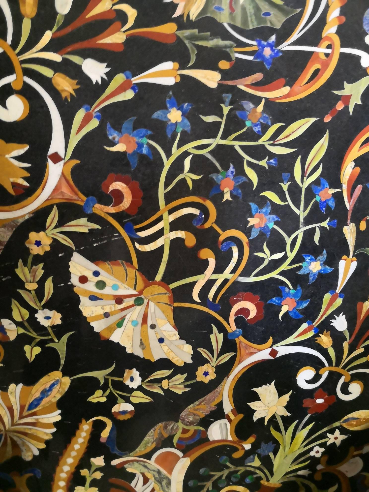 20ième siècle Plateau de table octogonal italien de style Pietre Dure en pierre dure semi-précieuse incrustée de marbre noir en vente