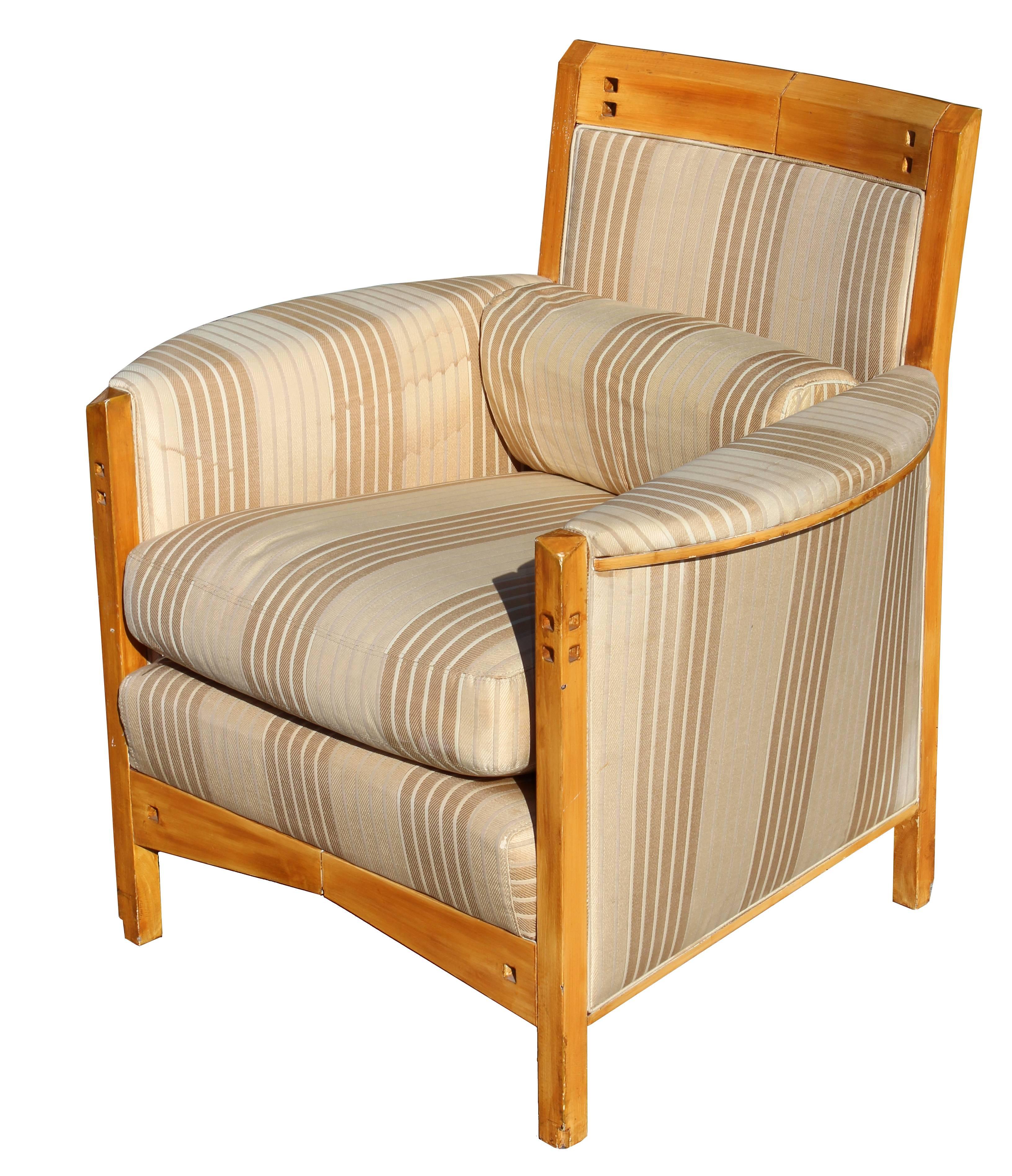 Coppia di poltrone Girogetti del XX secolo di Umberto Asnago
Coppia di poltrone in legno con tappezzeria originale, realizzate da Giorgetti su disegno di Umberto Asnago.
 