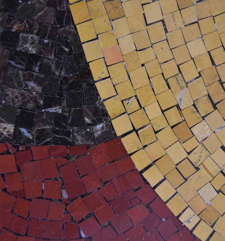1990 Italienische Pietre Dure Edelsteine Mosaik Tischplatte (20. Jahrhundert) im Angebot