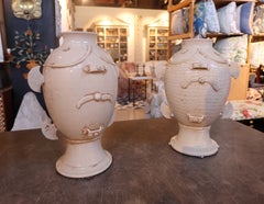 Coppia di grandi vasi in ceramica smaltata color avorio con decorazioni a rilievo