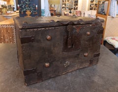 Cassapanca antica in legno del XVI secolo con finiture in ferro battuto e serratura originale.