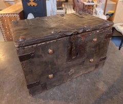 Cassapanca antica in legno del XVI secolo con finiture in ferro battuto e serratura originale.