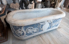 Vasca da bagno in marmo intagliato con decorazioni in marmo blu e rilievi.