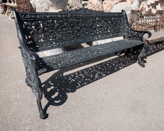 Vecchia panchina da giardino in ghisa con decorazioni floreali in stile modernista