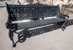 Vecchia panchina da giardino in ghisa con decorazioni floreali in stile modernista