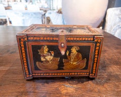Handbemalte indische Kunsthandwerksschatulle aus den 1970er Jahren mit traditionellen Motiven und Metallbeschlägen