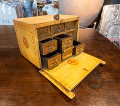 Cassapanca d’epoca in legno policromo degli anni ’70 con decorazioni floreali realizzate a mano