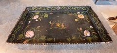 Vassoio antico laccato a mano con decorazioni floreali policrome