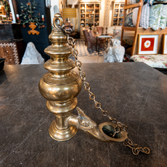 Lámpara de aceite de latón antiguo con cadena y apagavelas decorativo.