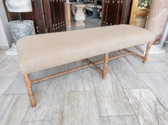 Banco tapizado con patas torneadas de madera maciza