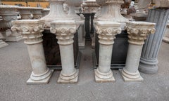 Ensemble de quatre colonnes en marbre avec chapiteaux sculptés