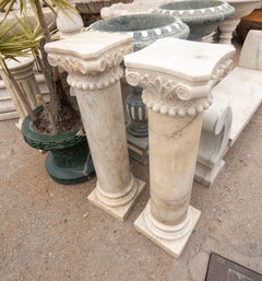 Paire de colonnes en marbre aux chapiteaux ouvragés