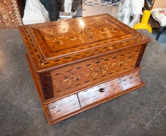 Holzkiste mit Tischplatte aus den 1970er Jahren mit floralen und geometrischen Intarsien
