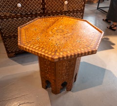Table d'appoint octogonale en bois avec marqueterie géométrique