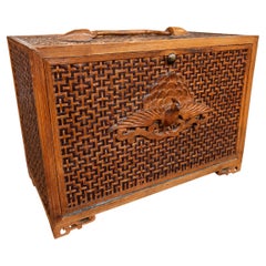Wunderschöne chinesische Schmuckschatulle aus Holz aus den 1950er Jahren mit geometrischem Gittermuster