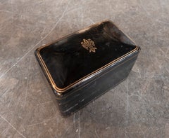 Scatola decorativa in pelle nera degli anni ’50 con rifiniture dorate e motivo botanico