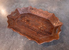 Plateau en bois sculpté et ajouré, avec incrustations décoratives