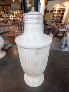 Lampada neoclassica in alabastro bianco con corpo scanalato.