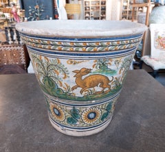 Großer, vielfarbiger Keramik-Blumenkübel mit einer Tierszene und Blumenmotiven