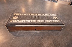 Caja antigua de madera con incrustaciones geométricas