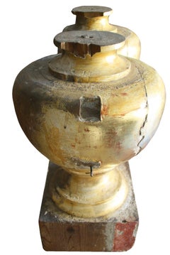 Coppia di piani arrotondati in legno dorato del 17° secolo