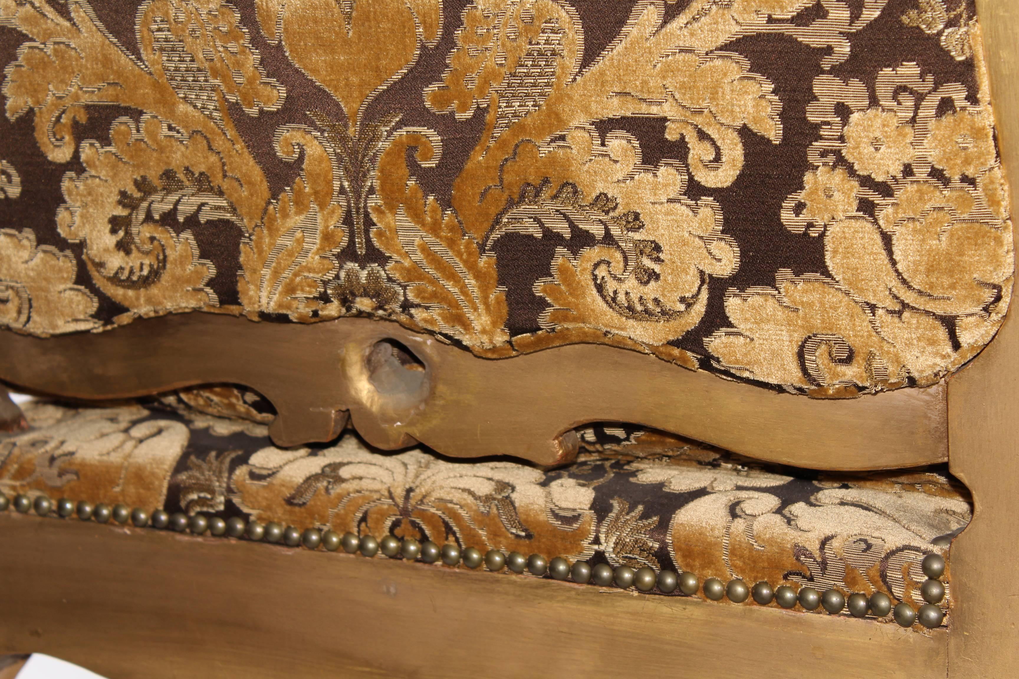 Feuille d'or Fauteuil tapissé de style baroque français du 19ème siècle en vente