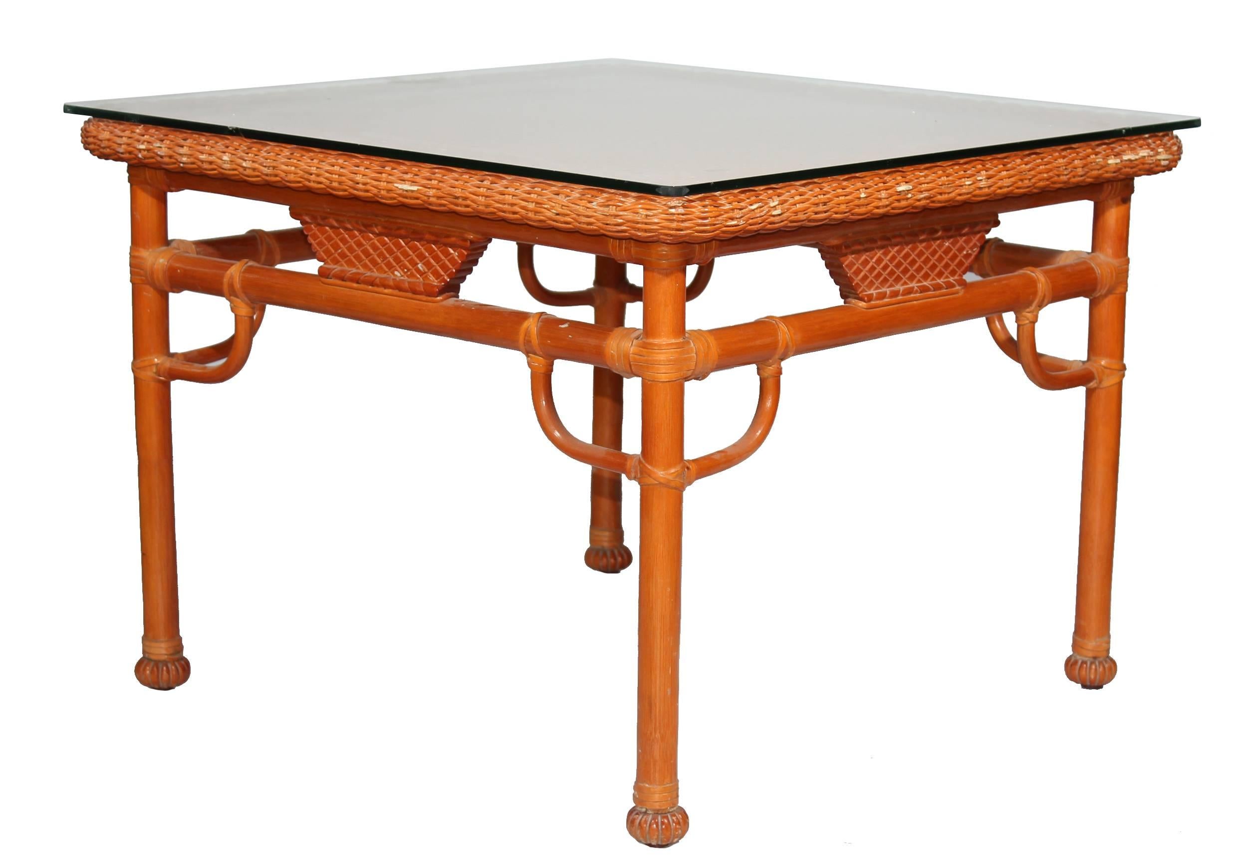 Bambou Paire de tables d'appoint espagnoles des années 1980 en bambou et osier dentelle en vente