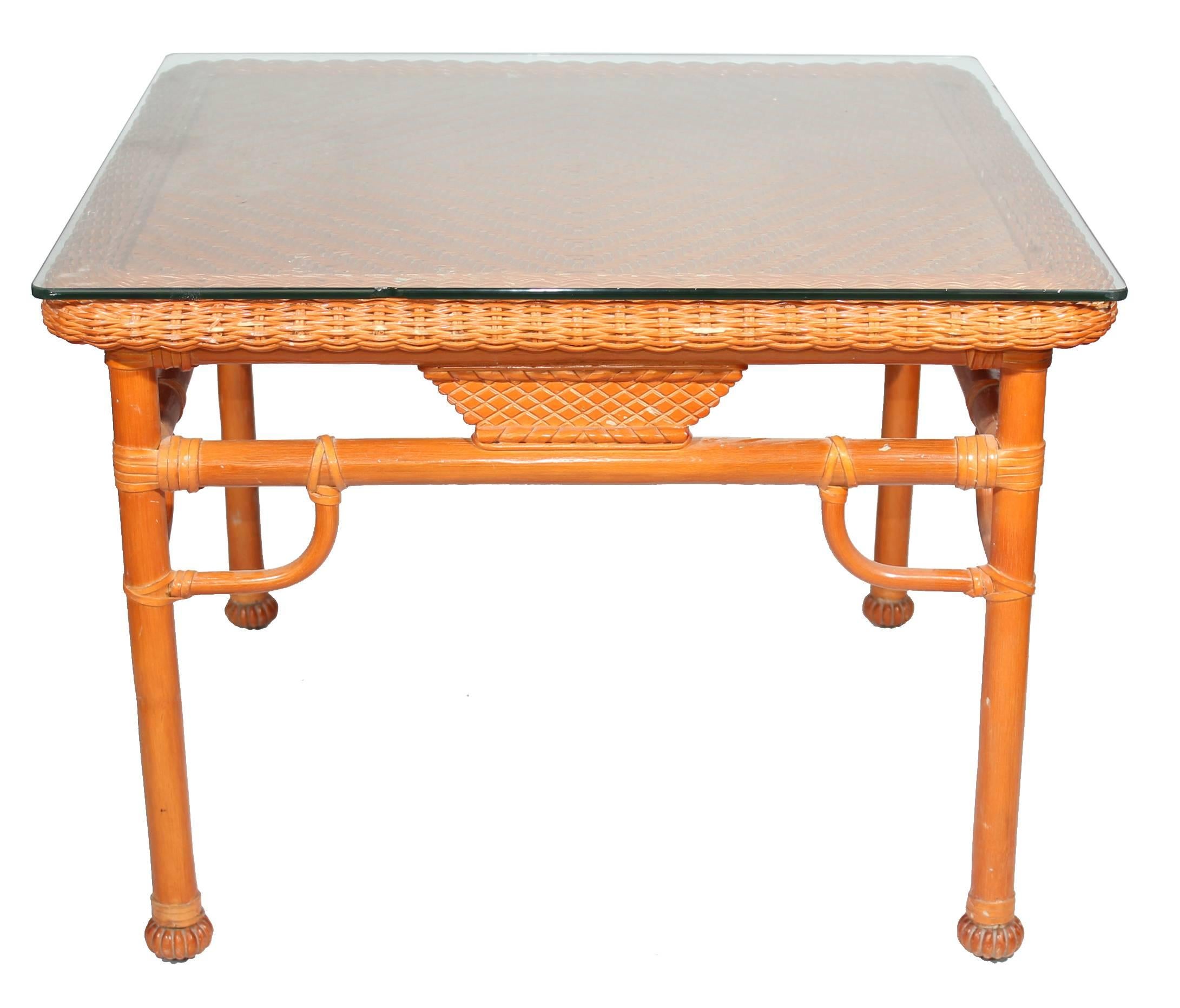 Paire de tables d'appoint en bambou et osier de dentelle de fabrication espagnole, avec un plateau en verre.
  