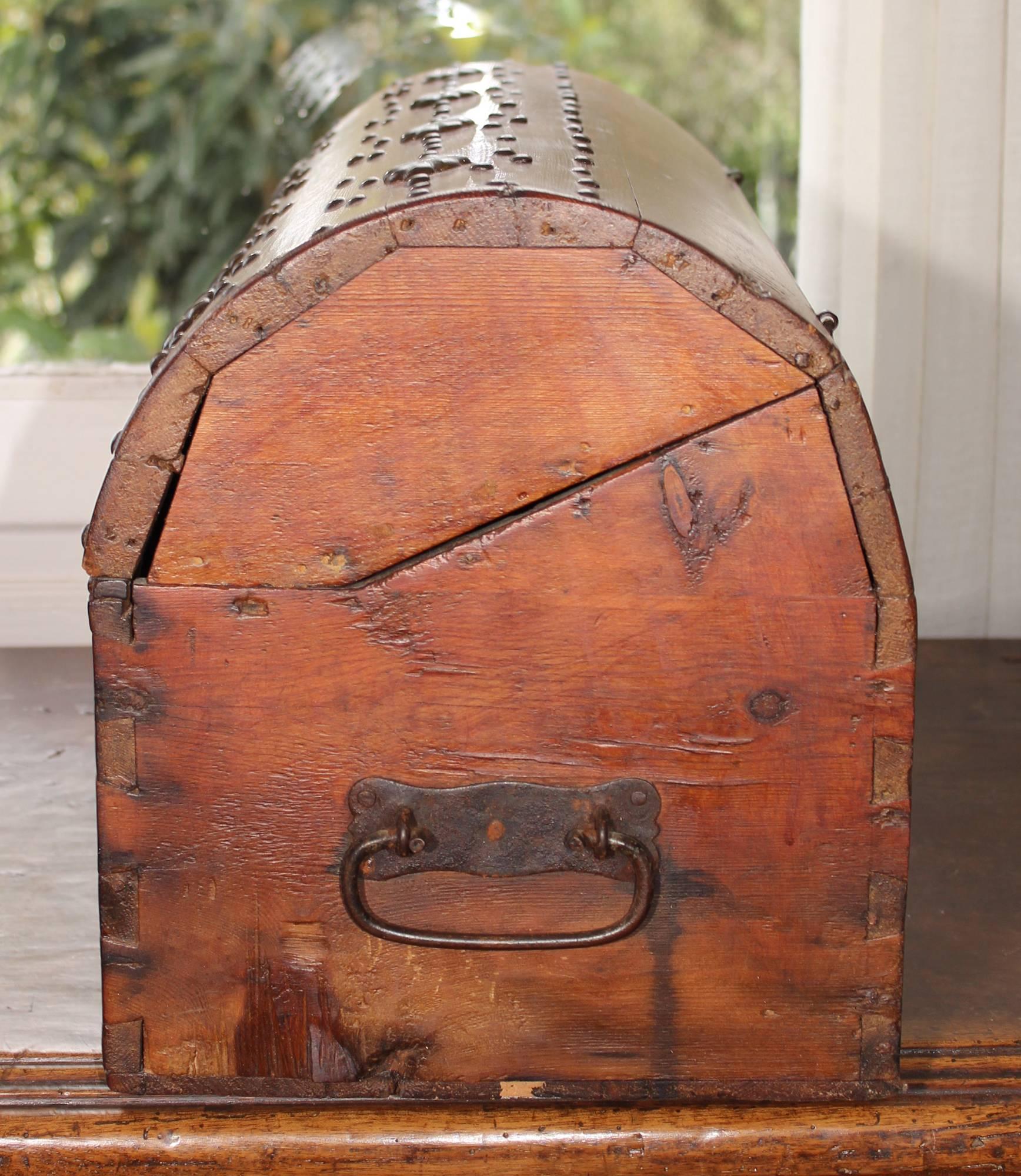 1700s, Spanish Wooden Chest with Iron Decorations In Good Condition For Sale In Marbella, ES