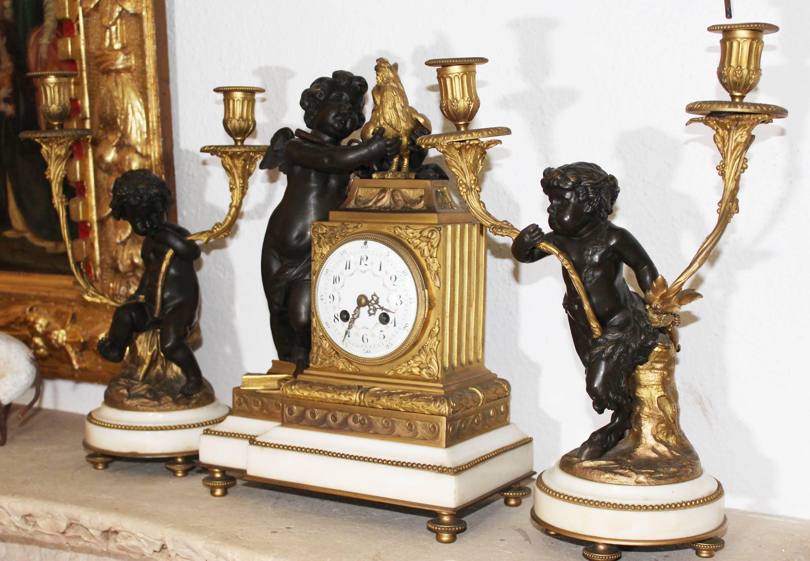 Pendule de table française avec anges en laiton et marbre, de style Luis XVI, XIXe siècle. Sphère dorée avec chiffres romains et émaux à la manière de 