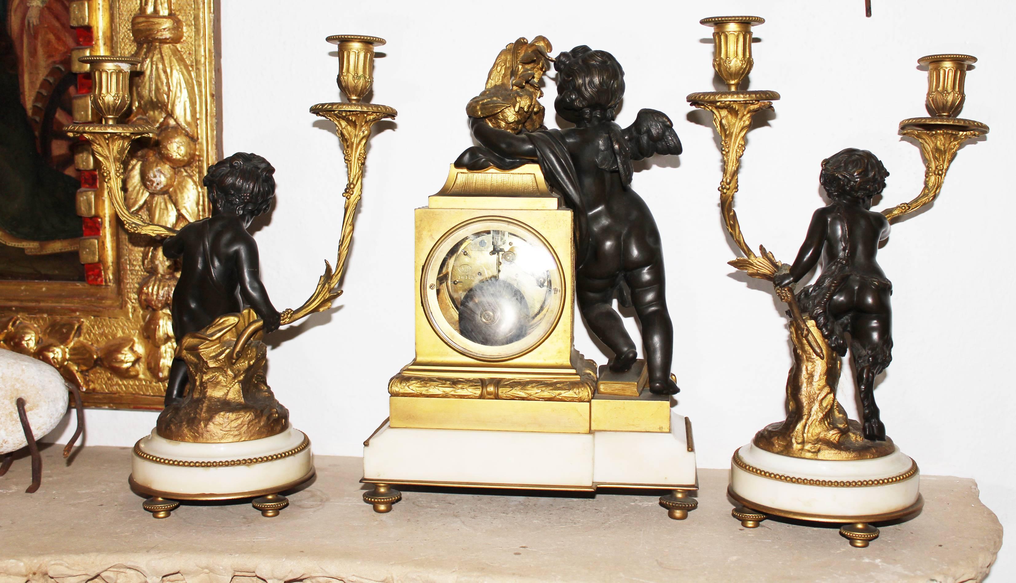Orologio da tavolo francese dell'800 in stile Luis XVI con angeli In condizioni buone in vendita a Marbella, ES